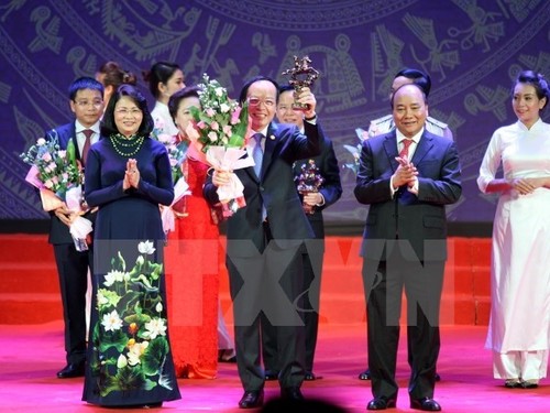 Primer ministro de Vietnam llama a empresas nacionales a integrarse a la economía mundial - ảnh 1
