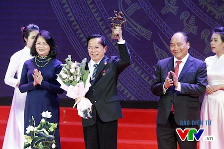 Gala en honor a los hombres de negocios vietnamitas sobresalientes de 2016  - ảnh 3