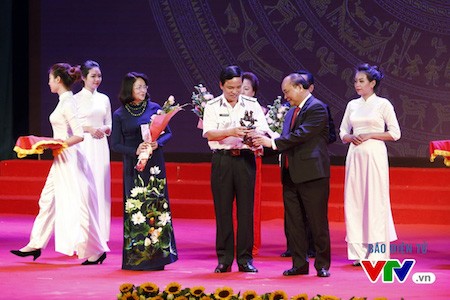 Gala en honor a los hombres de negocios vietnamitas sobresalientes de 2016  - ảnh 4