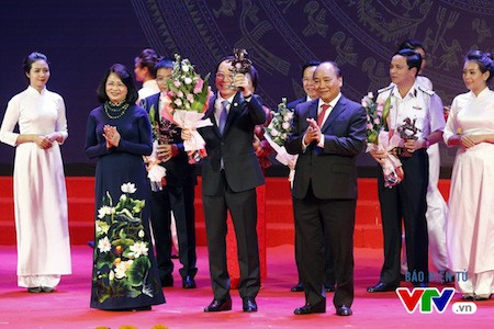 Gala en honor a los hombres de negocios vietnamitas sobresalientes de 2016  - ảnh 5