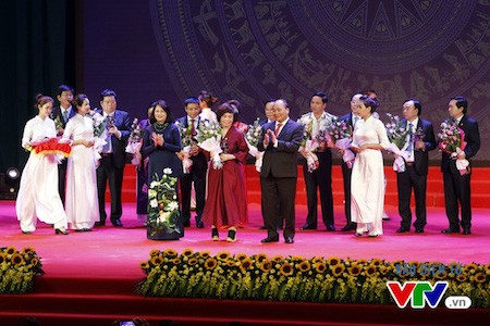 Gala en honor a los hombres de negocios vietnamitas sobresalientes de 2016  - ảnh 7