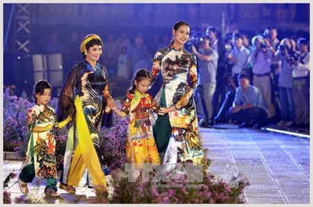 Inaugurado en Hanoi Festival de Túnicas tradicionales 2016 - ảnh 1