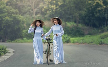 Modelos tailandesas en traje tradicional vietnamita - ảnh 2