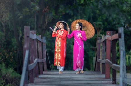 Modelos tailandesas en traje tradicional vietnamita - ảnh 9