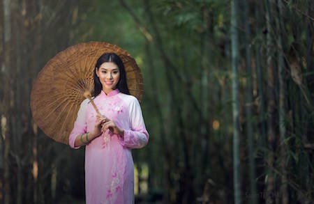 Modelos tailandesas en traje tradicional vietnamita - ảnh 10