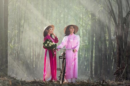 Modelos tailandesas en traje tradicional vietnamita - ảnh 11