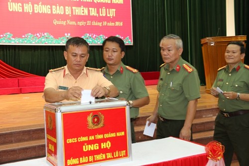Continúan las donaciones para pobladores afectados por las inundaciones en el centro de Vietnam - ảnh 1