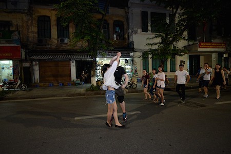 Bulliciosas calles peatonales en Hanoi  - ảnh 4