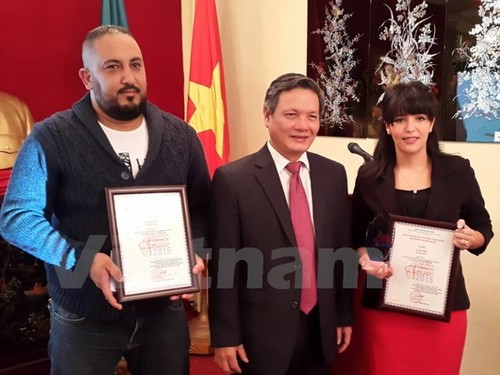 Dos periodistas argelinos condecorados con el Premio de Informaciones al Exterior de Vietnam - ảnh 1