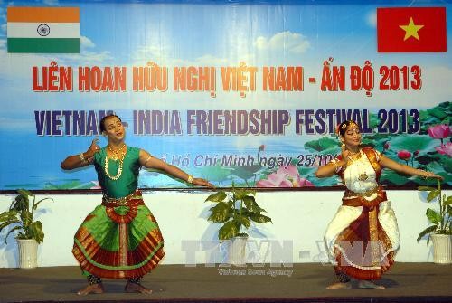 Premian a ganadores del concurso para logotipo por 45 años de relaciones Vietnam –India - ảnh 1
