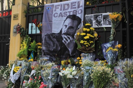 Vietnamitas rinden homenaje a Fidel Castro en Hanoi - ảnh 2