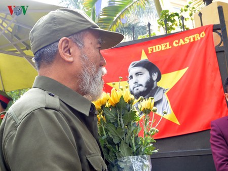 Vietnamitas rinden homenaje a Fidel Castro en Hanoi - ảnh 4