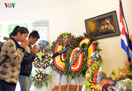 Vietnamitas rinden homenaje a Fidel Castro en Hanoi - ảnh 6