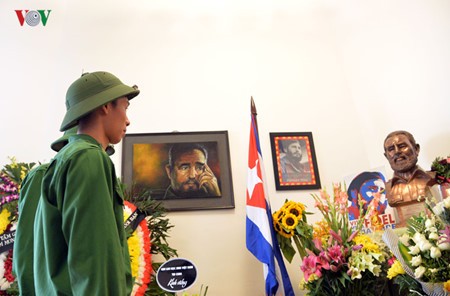Vietnamitas rinden homenaje a Fidel Castro en Hanoi - ảnh 7