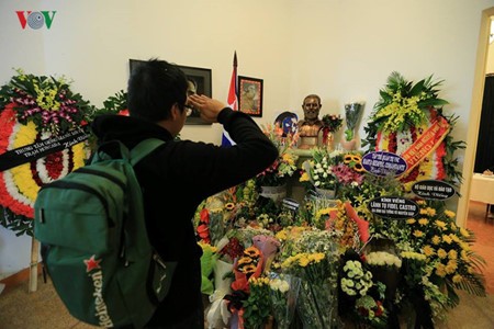 Vietnamitas rinden homenaje a Fidel Castro en Hanoi - ảnh 9
