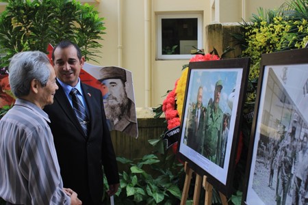 Vietnamitas rinden homenaje a Fidel Castro en Hanoi - ảnh 10
