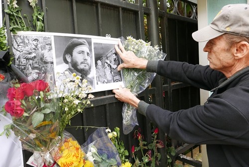 Vietnamitas rinden homenaje a Fidel Castro en Hanoi - ảnh 11