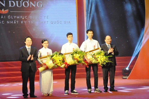 Primer ministro de Vietnam pondera logros de alumnos nacionales  - ảnh 1