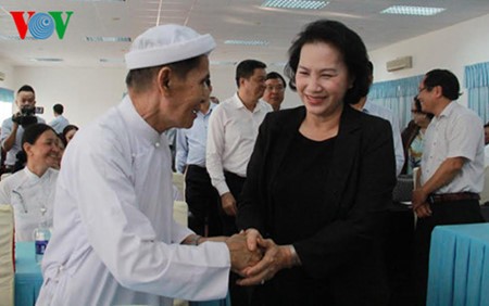 Líder parlamentaria de Vietnam se reúne con electores de ciudad meridional  - ảnh 1