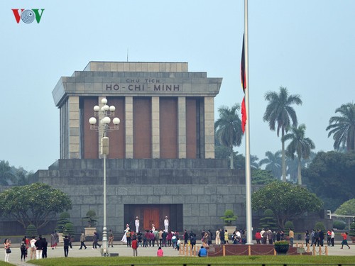 Vietnamitas rinden homenaje a Fidel Castro en Hanoi - ảnh 1