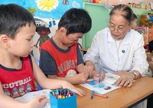 Ta Thi Chung, doctora dedicada en cuerpo y alma a infantes desafortunados - ảnh 2