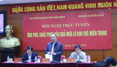 Instan a aunar fuerzas para superar consecuencias de inundaciones en centro de Vietnam - ảnh 1