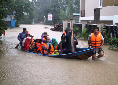 Inundaciones afectan gravemente localidades centrales de Vietnam - ảnh 1