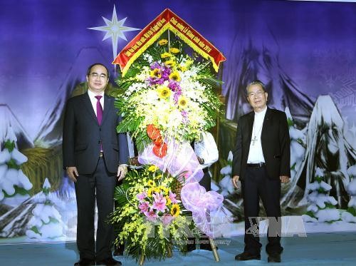 Felicitan a la comunidad católica en Vietnam por fiesta navideña - ảnh 1
