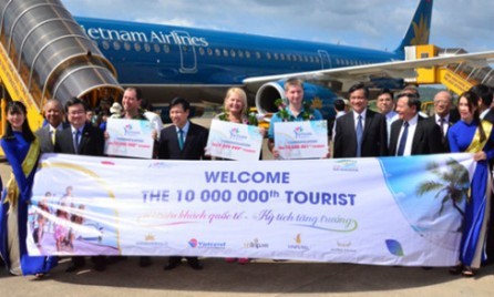 Vietnam da la bienvenida a turista extranjero número 10 millones  - ảnh 1