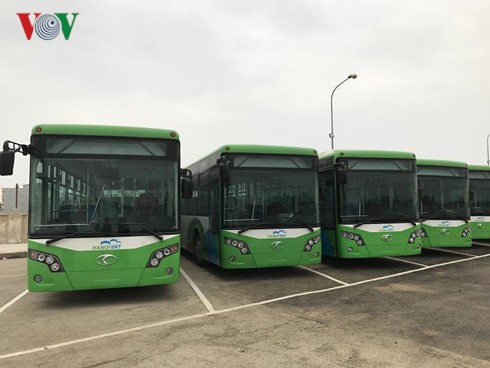 Arrancan primera ruta de autobús rápido en Hanoi - ảnh 1