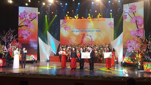 Filántropos entregan más de 4,4 millones de dólares para niños vietnamitas - ảnh 1