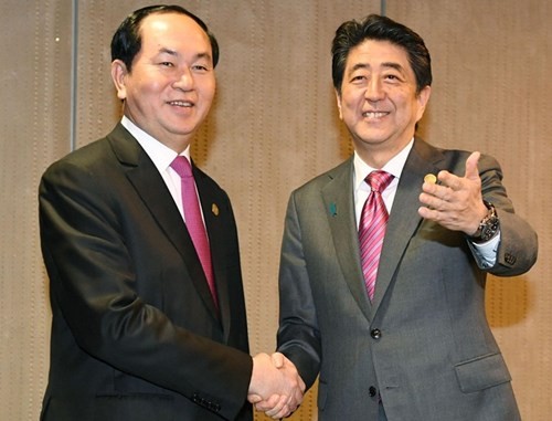 Prensa nipona informa profusamente sobre visita de Shinzo Abe a Vietnam - ảnh 1