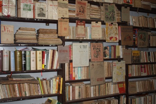 Ta Thu Phong, un apasionado coleccionista de libros y periódicos antiguos - ảnh 2