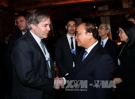 Primer ministro de Vietnam se reúne con altos dirigentes de Foro Económico Mundial  - ảnh 1