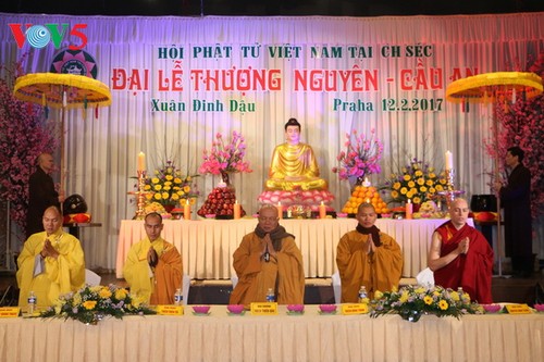 Vietnamitas en República Checa participan en ceremonia budista del inicio del año lunar - ảnh 1