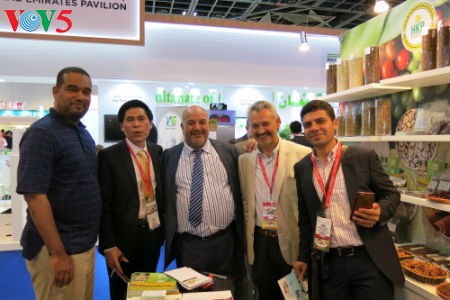 Empresas vietnamitas promueven productos agrícolas en feria Gulfood en Dubai - ảnh 12