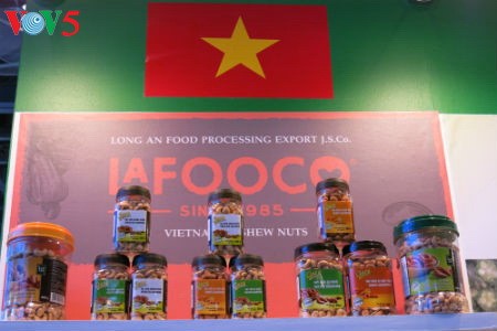 Empresas vietnamitas promueven productos agrícolas en feria Gulfood en Dubai - ảnh 11