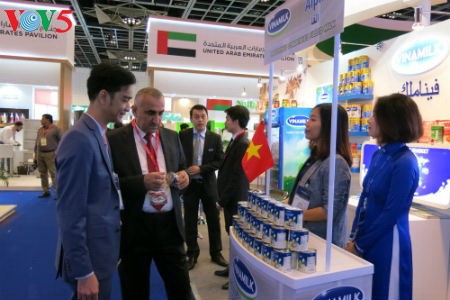 Empresas vietnamitas promueven productos agrícolas en feria Gulfood en Dubai - ảnh 5
