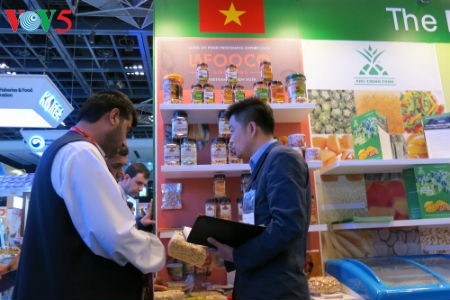Empresas vietnamitas promueven productos agrícolas en feria Gulfood en Dubai - ảnh 6