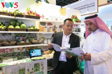 Empresas vietnamitas promueven productos agrícolas en feria Gulfood en Dubai - ảnh 8