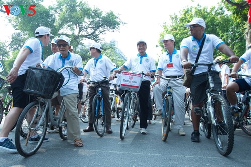 Realizan en Hanoi caminata en saludo al programa “Hora del Planeta”  - ảnh 1
