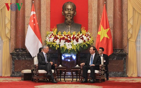 Presidente de Vietnam recibe a primer ministro de Singapur - ảnh 1