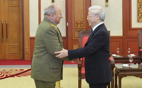 Líder político de Vietnam recibe a delegación militar de alto nivel de Cuba  - ảnh 1