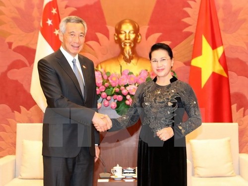 Dirigentes vietnamitas se reúnen con el primer ministro singapurense - ảnh 1
