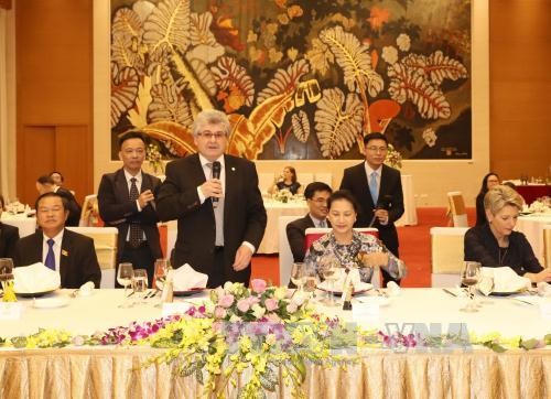 Finaliza con éxito visita a Vietnam del jefe del Consejo de los Estados suizo - ảnh 1
