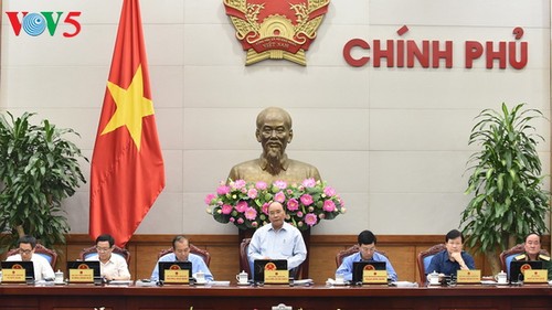 Preside primer ministro vietnamita simposio sobre la construcción de leyes - ảnh 1
