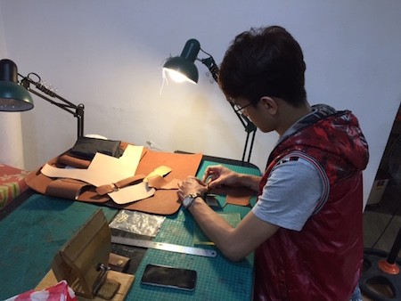 Fábrica de productos de cuero para los jóvenes de Hanoi   - ảnh 1