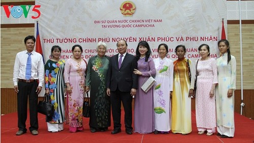 Premier vietnamita dialoga con compatriotas en Camboya - ảnh 1