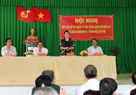 Líderes vietnamitas contactan con electores de diferentes localidades  - ảnh 1