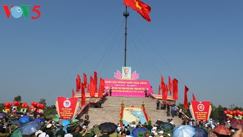 Izan la bandera de la Reunificación nacional en la otrora línea demarcadora del norte y sur de Vietn - ảnh 1